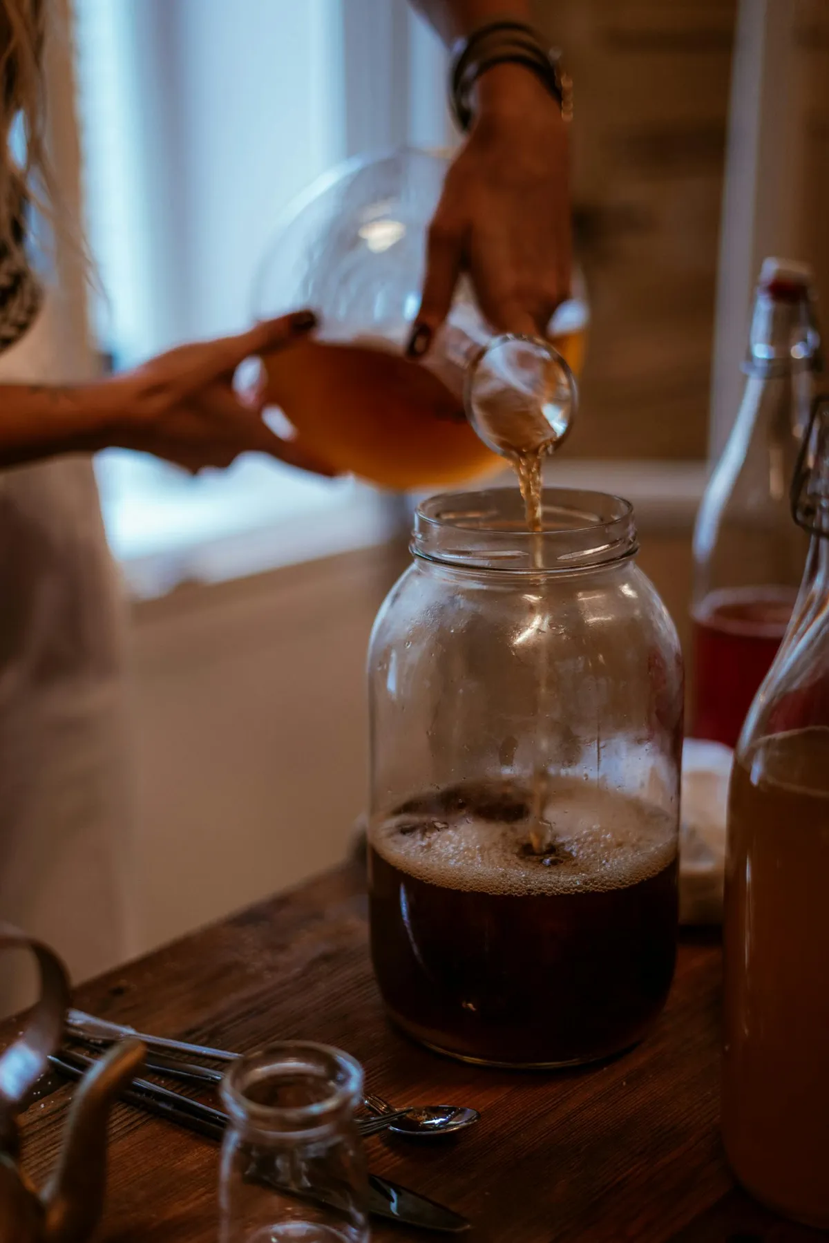 Se vierte una bebida fermentada en un tarro de cristal